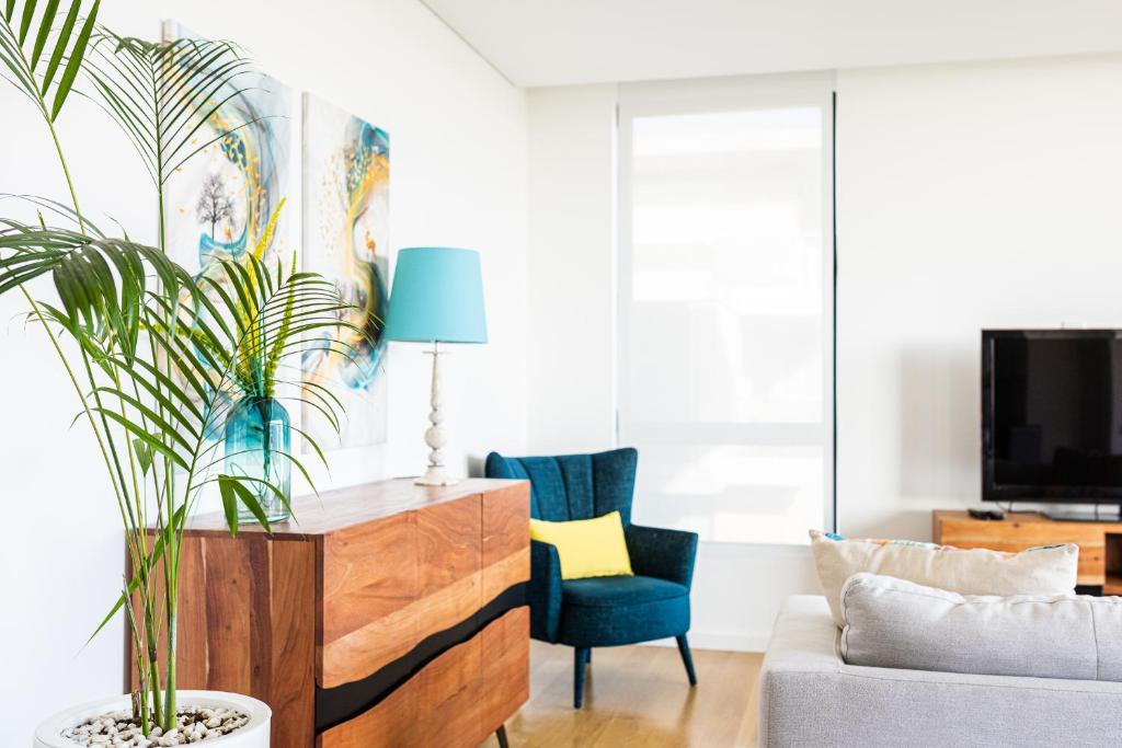 - un salon avec un canapé et une télévision dans l'établissement Sun&Sea Luxury Apartment by MP, à Vila Nova de Gaia