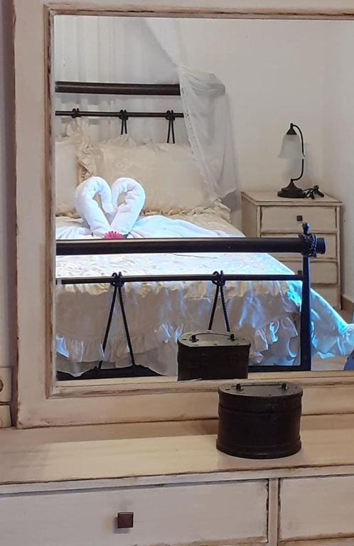 sypialnia z łóżkiem piętrowym w lustrze w obiekcie Flower house w mieście Pitrofós