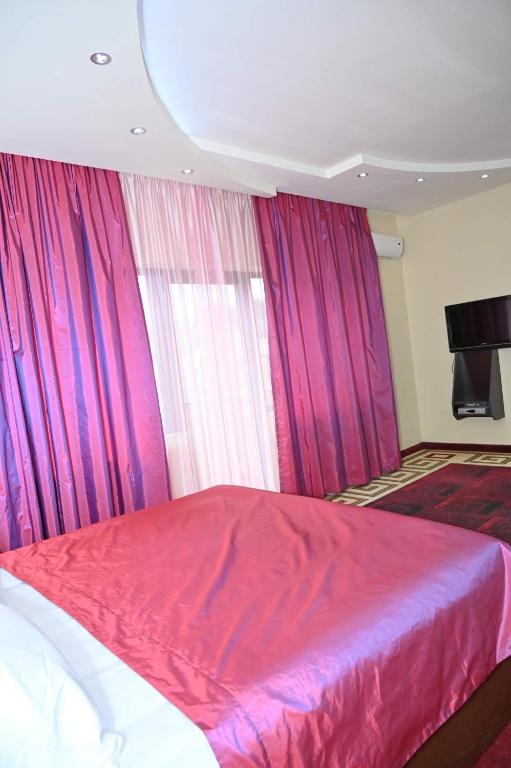 Postel nebo postele na pokoji v ubytování Mayisyan Kamurj Hotel