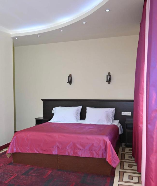 Postel nebo postele na pokoji v ubytování Mayisyan Kamurj Hotel