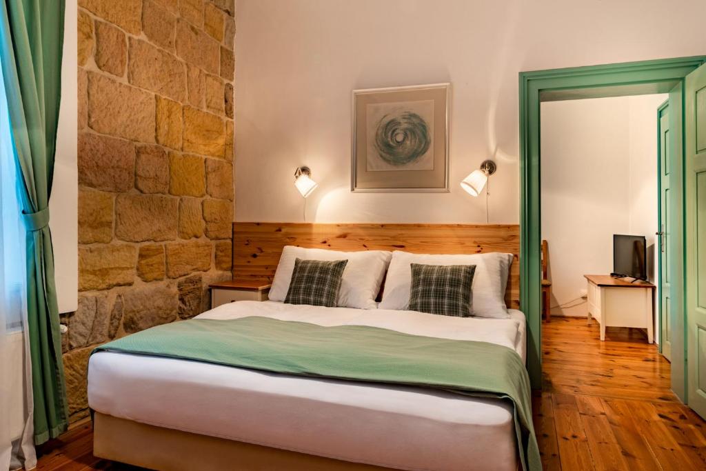 Postel nebo postele na pokoji v ubytování Wellness Hotel Zámeček