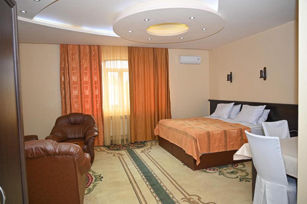 Postel nebo postele na pokoji v ubytování Mayisyan Kamurj Hotel