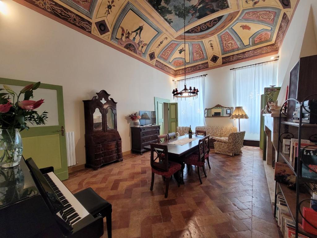 sala de estar con techo artesonado y comedor en Palazzo Fassitelli en Cossignano