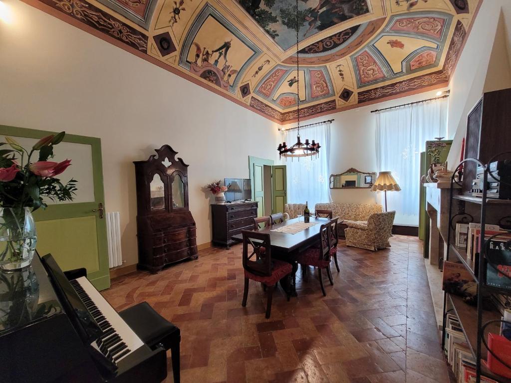 a living room with a coffered ceiling and a dining room at Palazzo Fassitelli in Cossignano