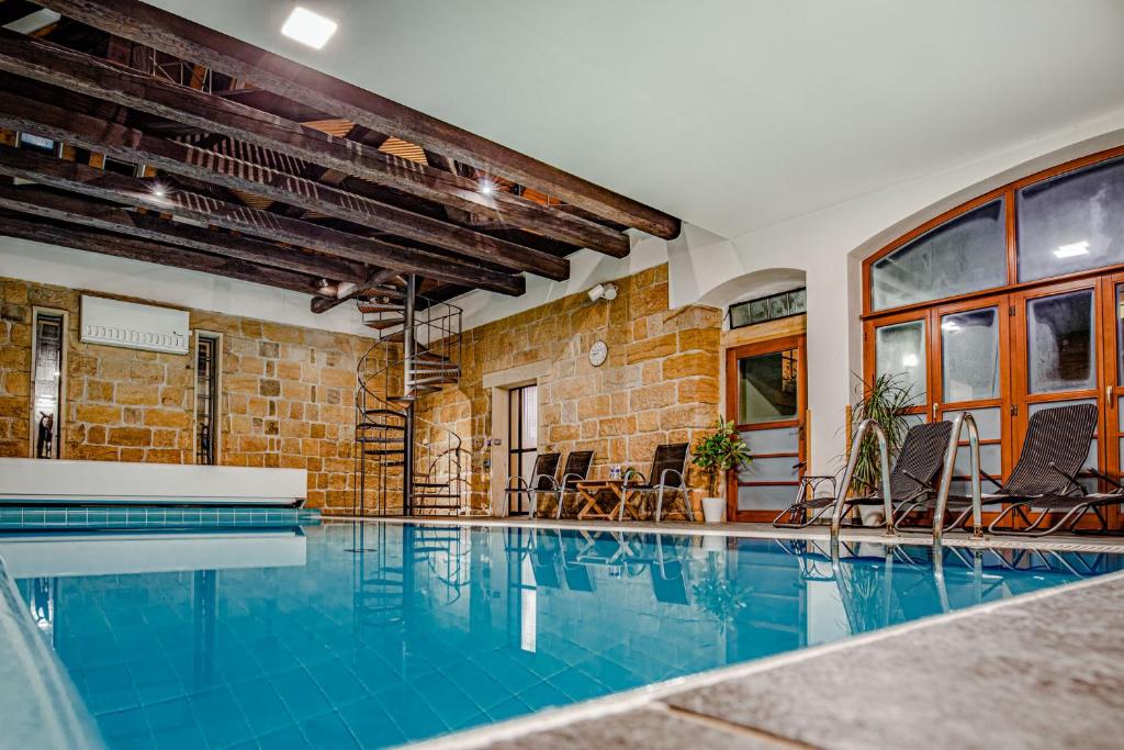 Bazén v ubytování Wellness Hotel Zámeček nebo v jeho okolí