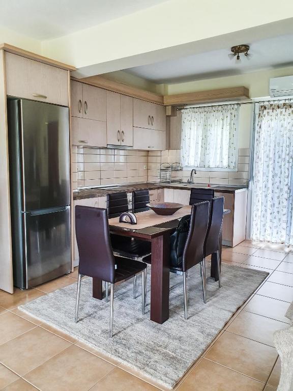 Kuchyň nebo kuchyňský kout v ubytování Olympian Two Floor Apartment