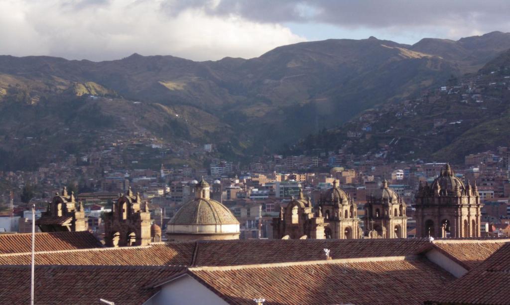 vista su una città con montagne sullo sfondo di Hotel Montecristo Cusco a Cuzco
