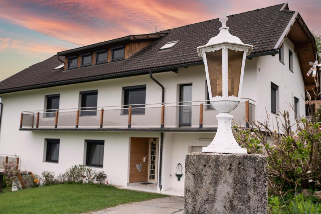 dom z światłem ulicznym przed nim w obiekcie Appartement Haus Kruschitz II w mieście Ludmannsdorf