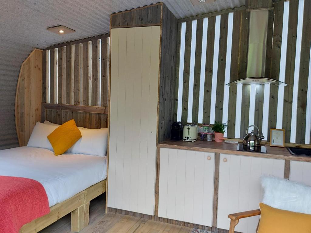 Letto o letti in una camera di Killarney Glamping at the Grove, Suites and Lodges