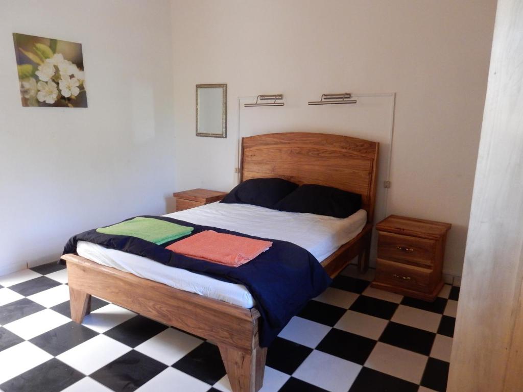 a bedroom with a bed and a checkered floor at Contany Counda in Abene