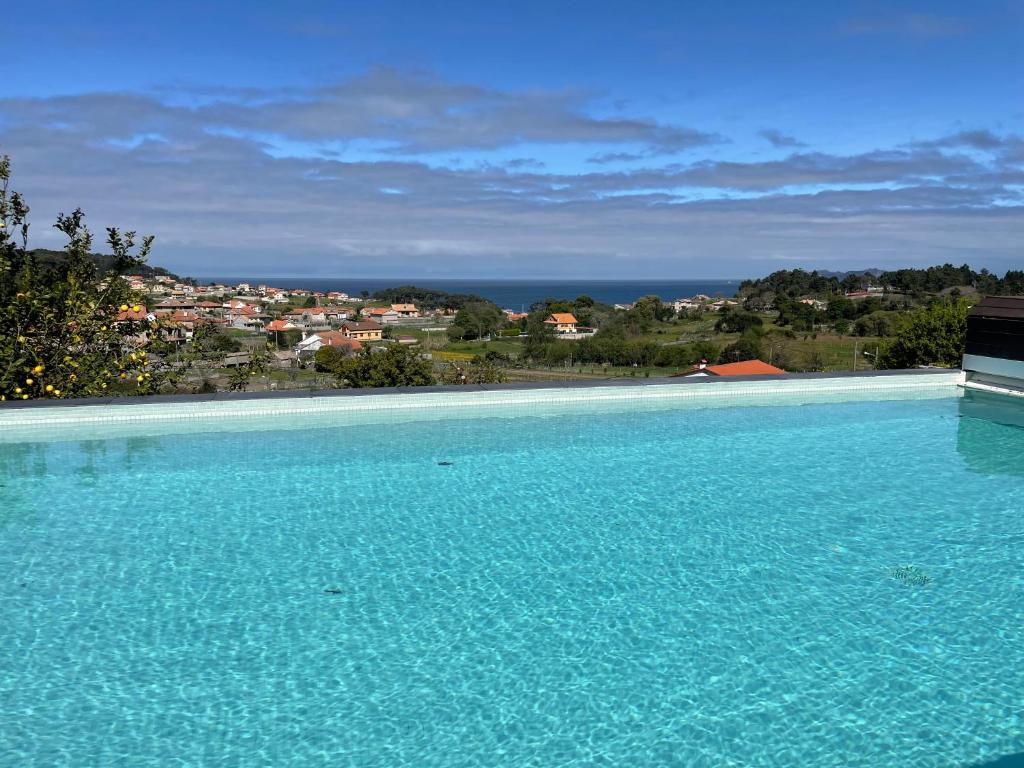 Bazén v ubytování CHALET CON VISTAS AL MAR, PISCINA, PISTA FUTBOL...IDEAL PARA FAMILIAS CON NIÑOS nebo v jeho okolí
