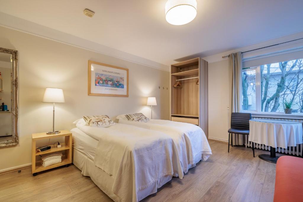 Postel nebo postele na pokoji v ubytování Snorri's Guesthouse