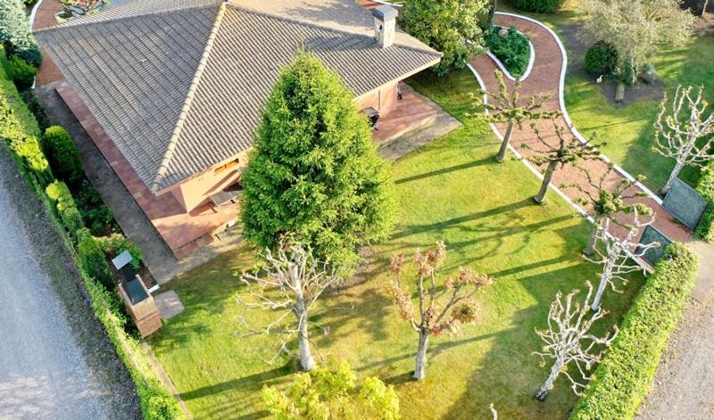 an overhead view of a house with a yard with trees at Casa con piscina y gran jardin in Collfred