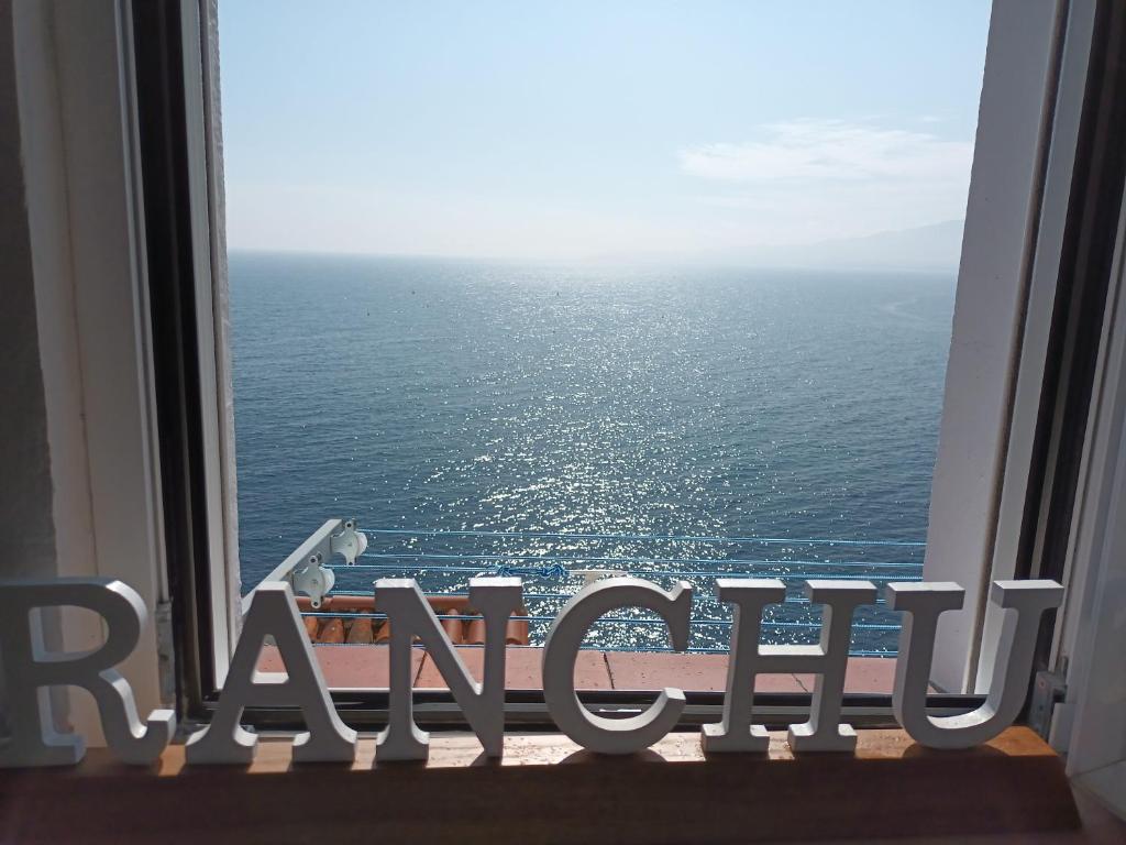 una ventana de hotel con vistas al océano en El Ranchu, en Lastres