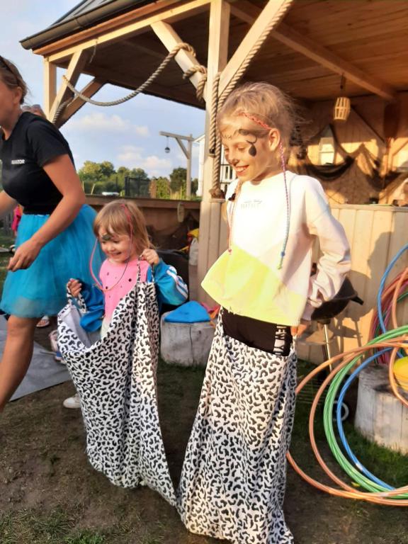 Dzieci zatrzymujące się w obiekcie Wichrowe Domki