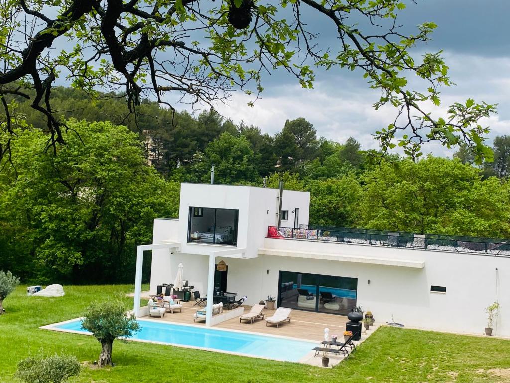 ein weißes Haus mit einem Pool im Hof in der Unterkunft Villa Architecte Contemporaine Fuveau in Fuveau
