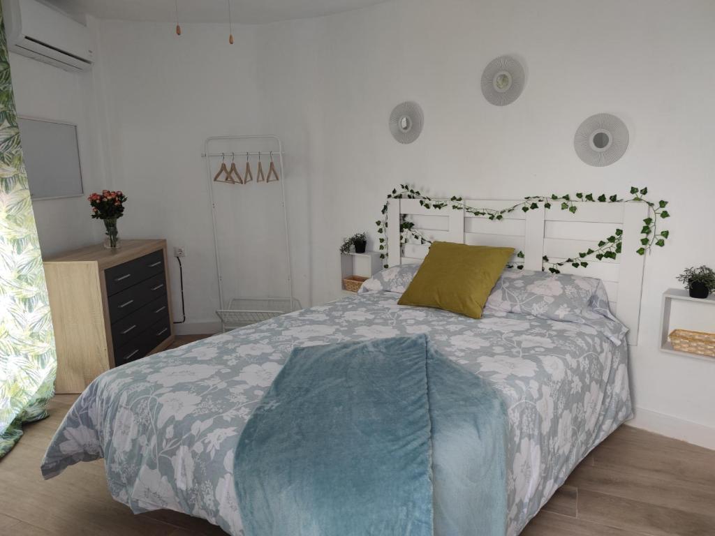 Łóżko lub łóżka w pokoju w obiekcie Encantadora Casa con Patio