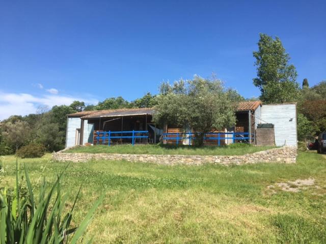 una pequeña casa en medio de un campo en Maison bois bleu, en Cévennes, en Monoblet