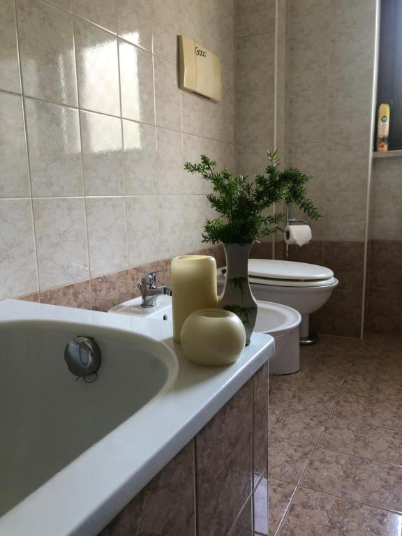A bathroom at Appartamento “BellaVista” a Norma
