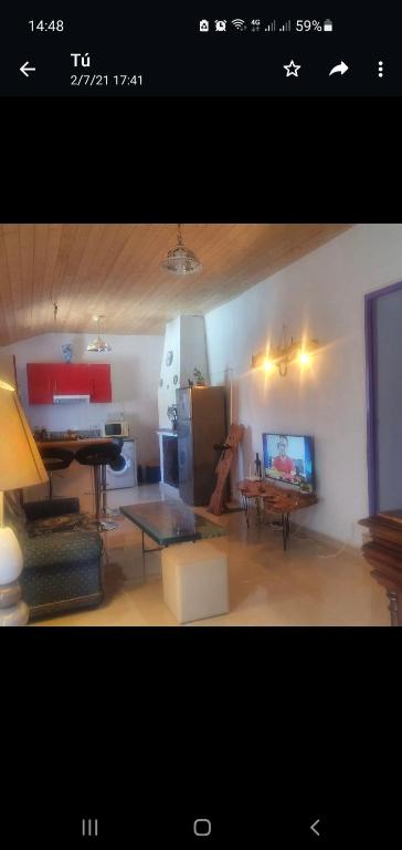 Televízia a/alebo spoločenská miestnosť v ubytovaní Casa papi