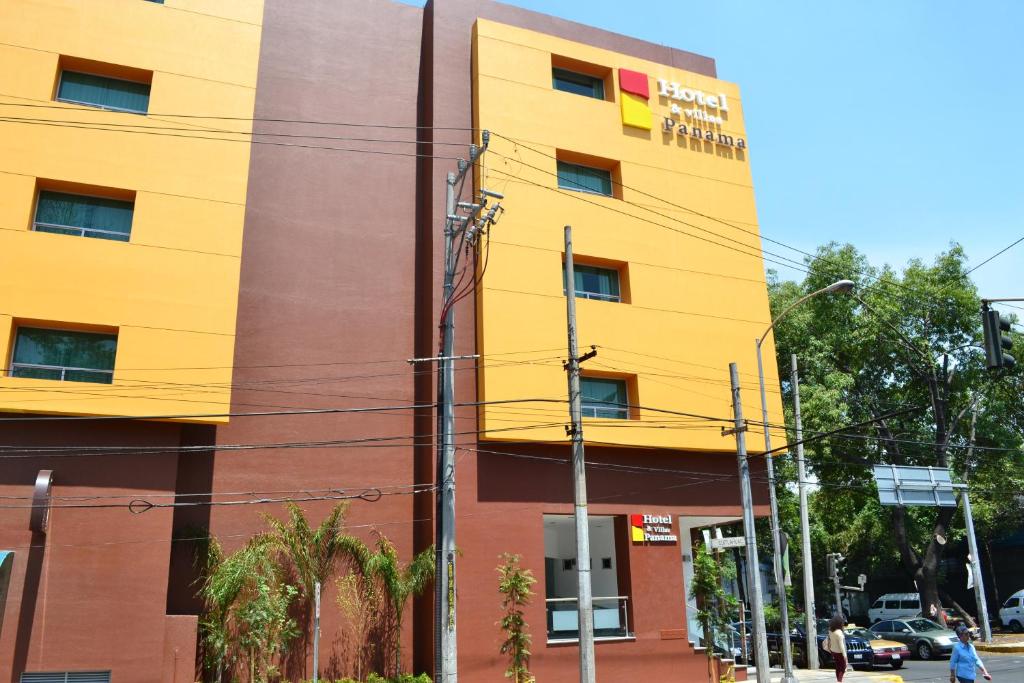 メキシコシティにあるHotel & Villas Panamáの通路脇の黄色い建物