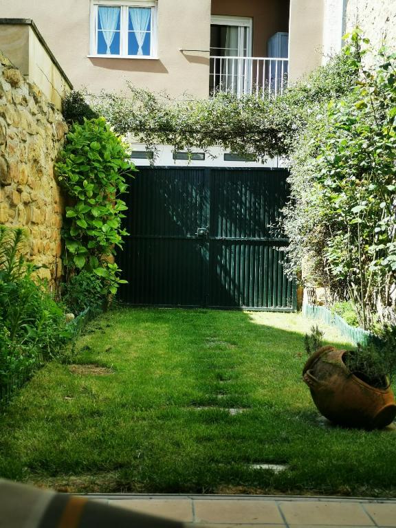 a black gate in the yard of a house at Casa El Jazmín in Anguciana