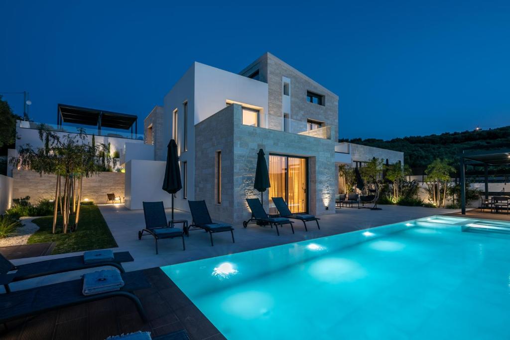 Basen w obiekcie Villas Phos and Kallos lub w pobliżu