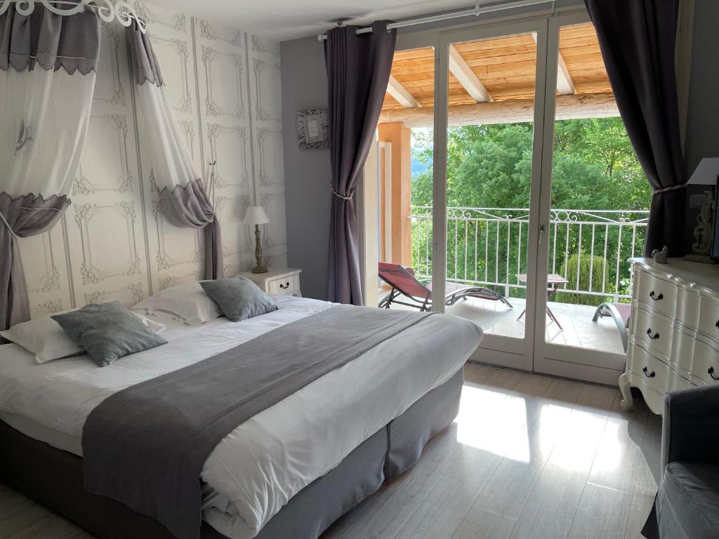 Postel nebo postele na pokoji v ubytování HOTEL LE MAS D'HèLèNE