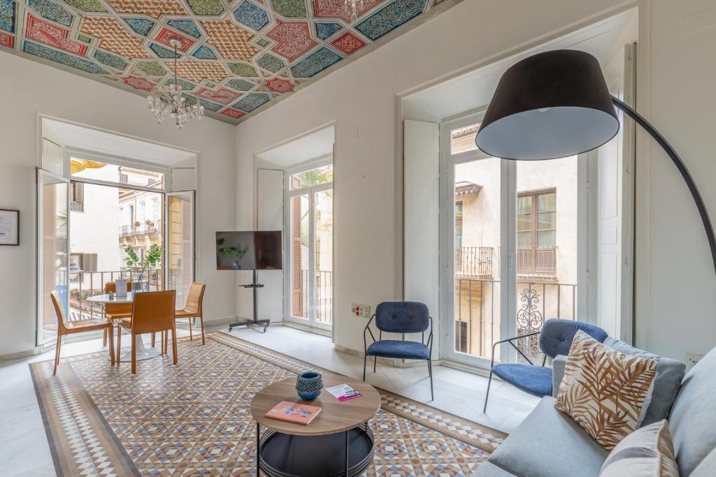een woonkamer met een bank en een tafel bij Thyssen Boutique Apartments by Caleta Homes in Málaga