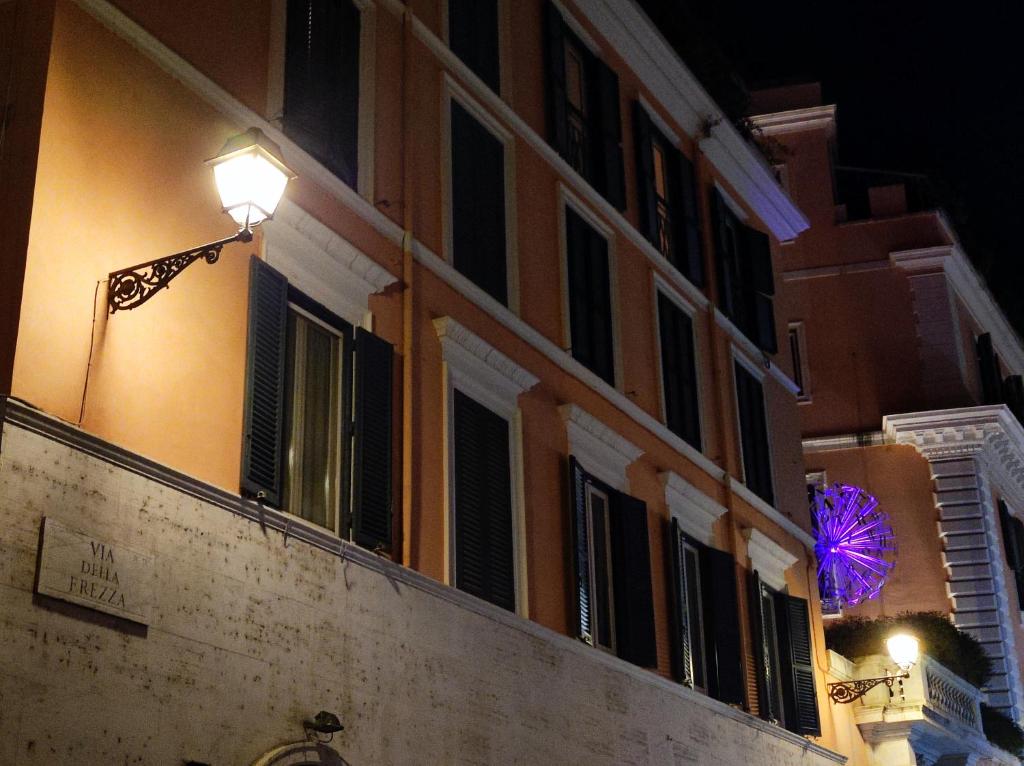 un edificio con un paraguas púrpura en el costado en Appartamento Romeo, nel cuore di Roma, en Roma