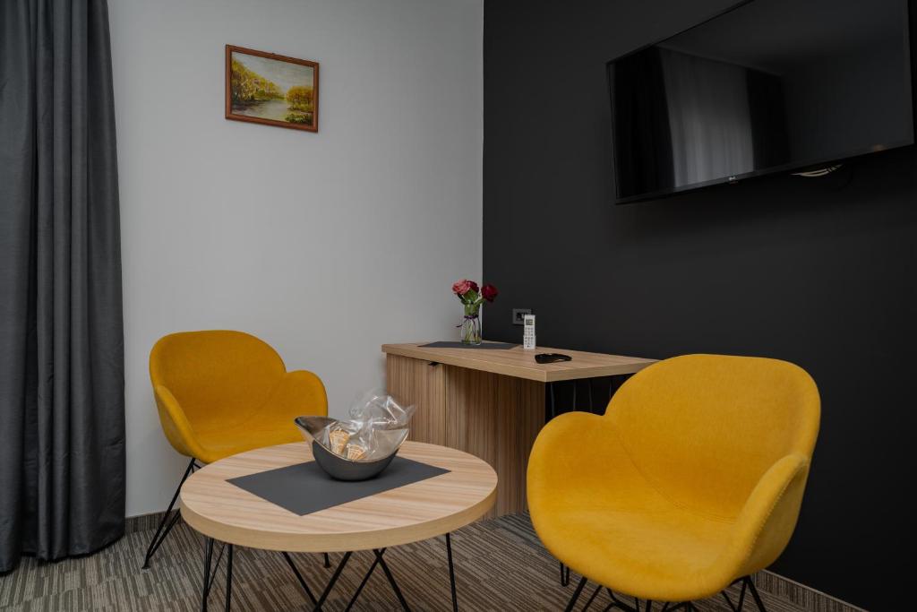 TV a/nebo společenská místnost v ubytování Maestro - Rooms & Restaurant