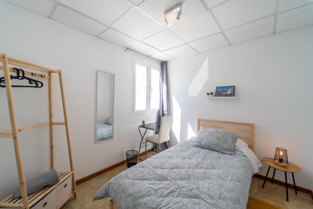 Postel nebo postele na pokoji v ubytování Un Lugar House Canteras - Coliving