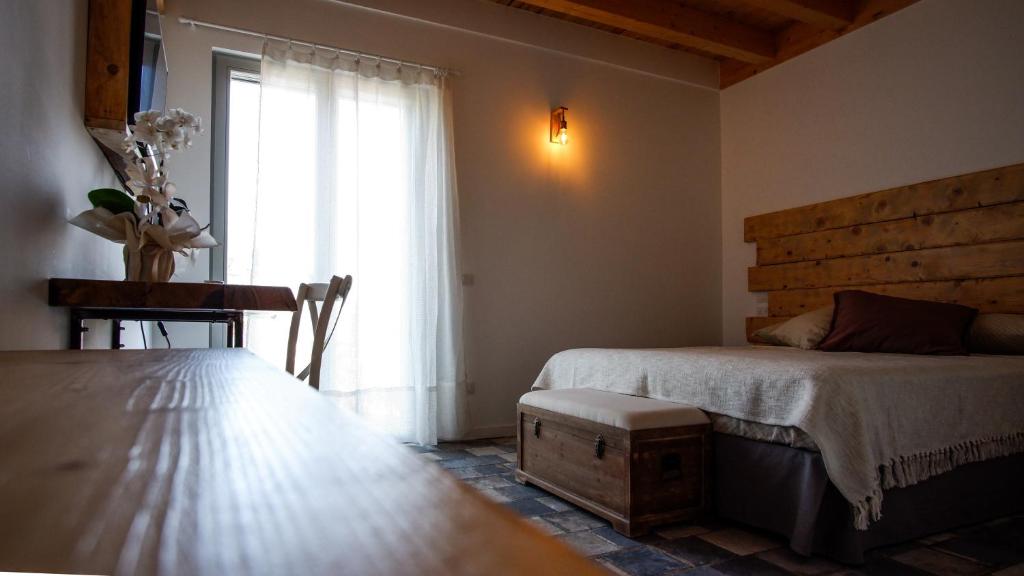 sypialnia z dwoma łóżkami i oknem w obiekcie Ca di Timo B&B w mieście Salionze