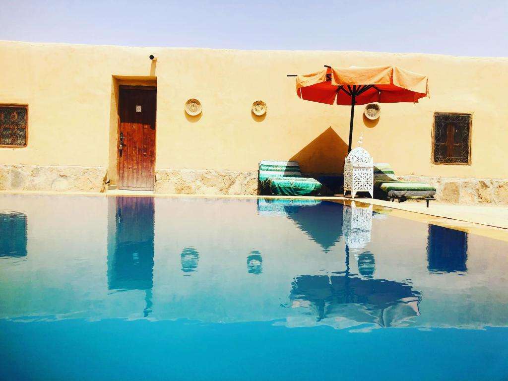 Bazén v ubytování Riad Hotel Les Flamants nebo v jeho okolí
