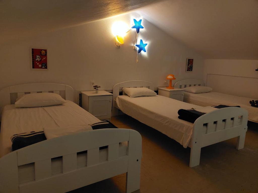 Postel nebo postele na pokoji v ubytování Nefeli Seaside Apartments