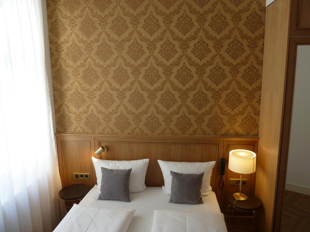 Postel nebo postele na pokoji v ubytování Hotel Lindenufer