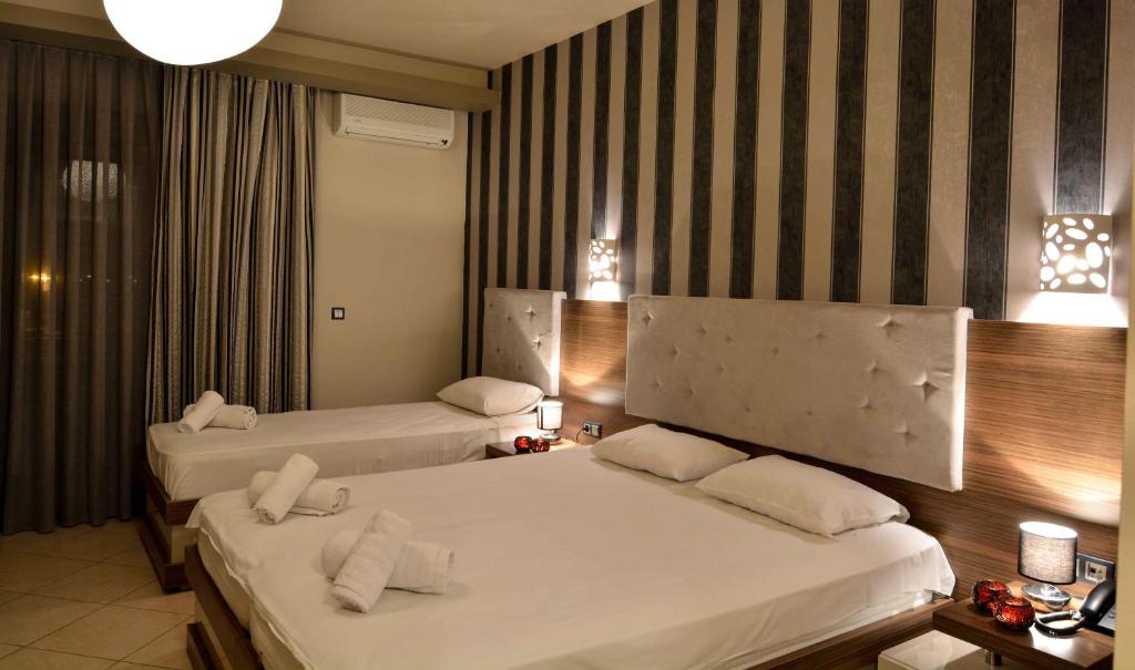 A bed or beds in a room at Porto Del Sol Hotel