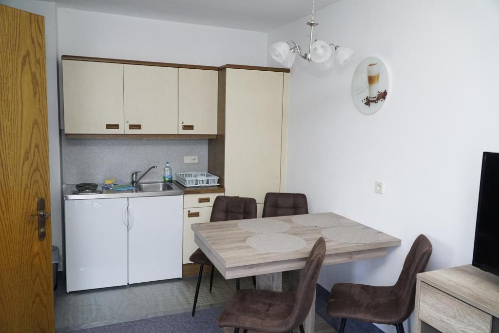 Kuchyň nebo kuchyňský kout v ubytování Pension-Ferienwohnung Rotar