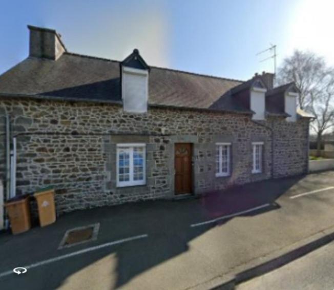 une grande maison en briques avec un aphalt dans l'établissement La Bretagne ça vous gagne, à Ploufragan