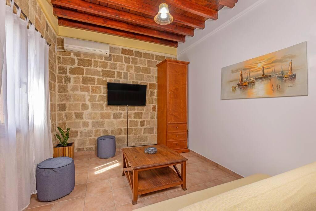 TV a/nebo společenská místnost v ubytování Margaritis Luxury Medieval House