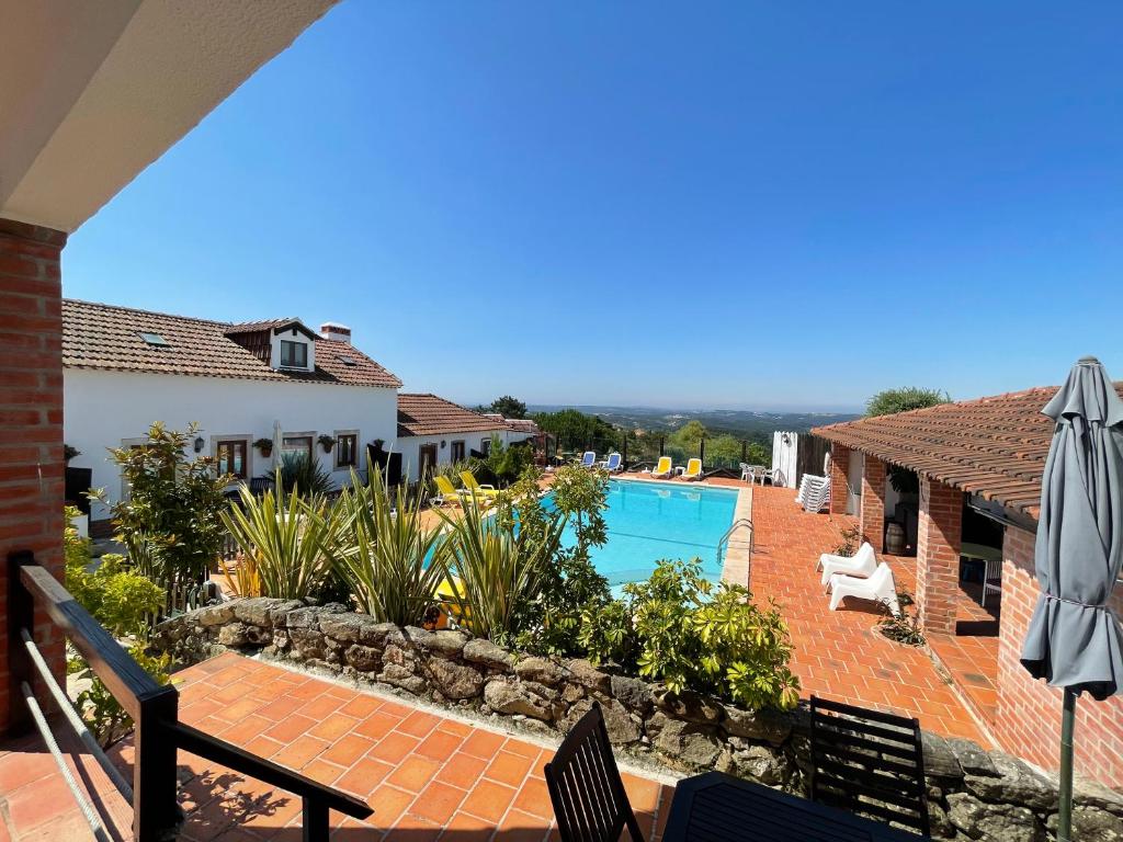 - une vue depuis le balcon d'une maison avec piscine dans l'établissement Páteo do Duque, à Salir de Matos