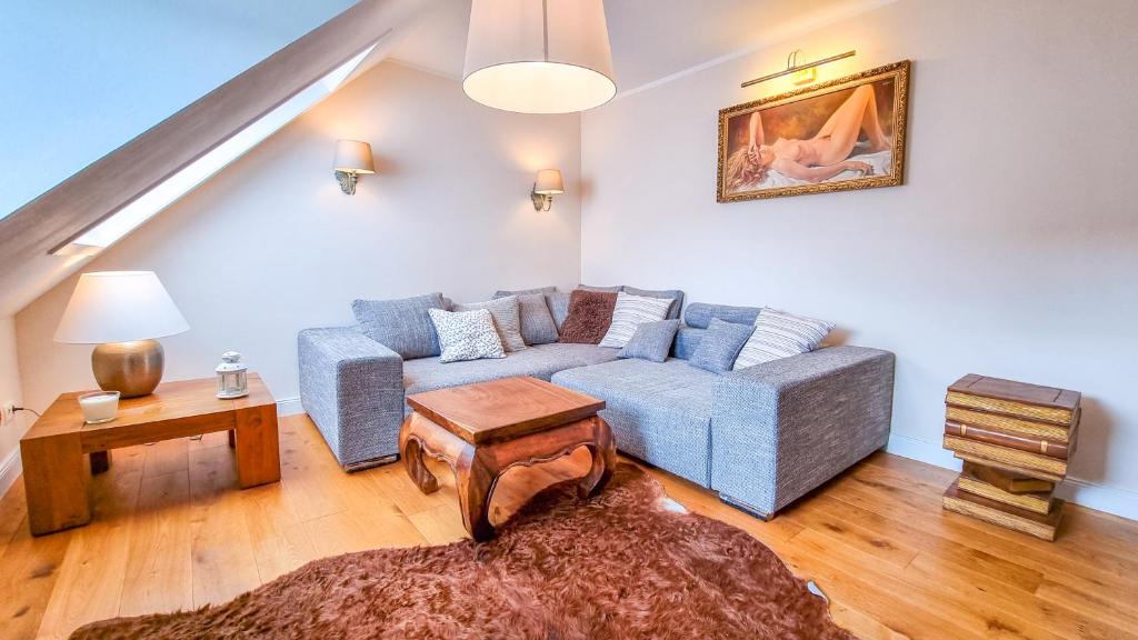 ein Wohnzimmer mit Sofa und Tisch in der Unterkunft Luxuriöses Apartment mit Parkplatz - Klimaanlage - nahe Klinikum in Coburg