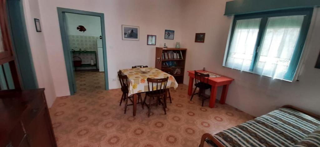 salon ze stołem, krzesłami i kanapą w obiekcie Casa Vacanze Else w mieście Lazzaro