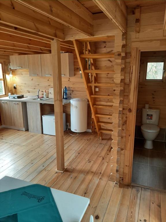 una cocina y un baño en una cabaña de madera en Domek Brno - Nový lískovec en Brno