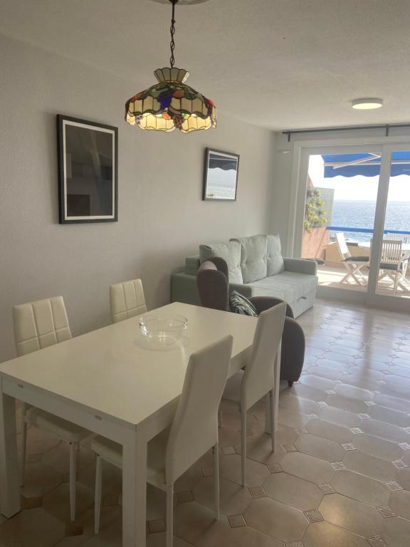 uma sala de estar com uma mesa branca e um sofá em Cristina's Cancajos Beach em Los Cancajos