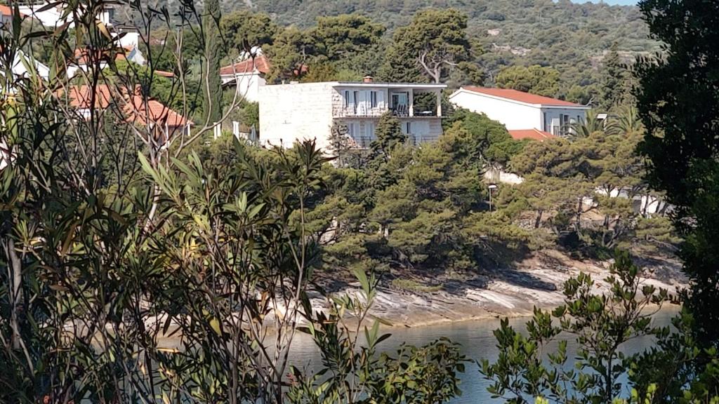 una casa sentada en la cima de una colina junto a un río en Mira, en Splitska