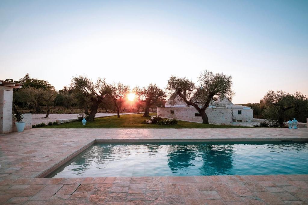 Bazén v ubytovaní Trulli Vecchia Corte Monopoli alebo v jeho blízkosti