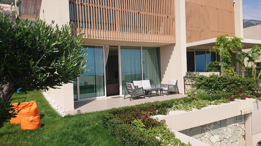 una casa con patio arredato con tavolo e sedie di 3E_Apartment_Palase / Villa 149/2 a Palasë