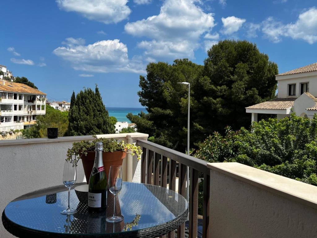 a table on a balcony with a view of the ocean at Piso Alcosta Piteras in Altea