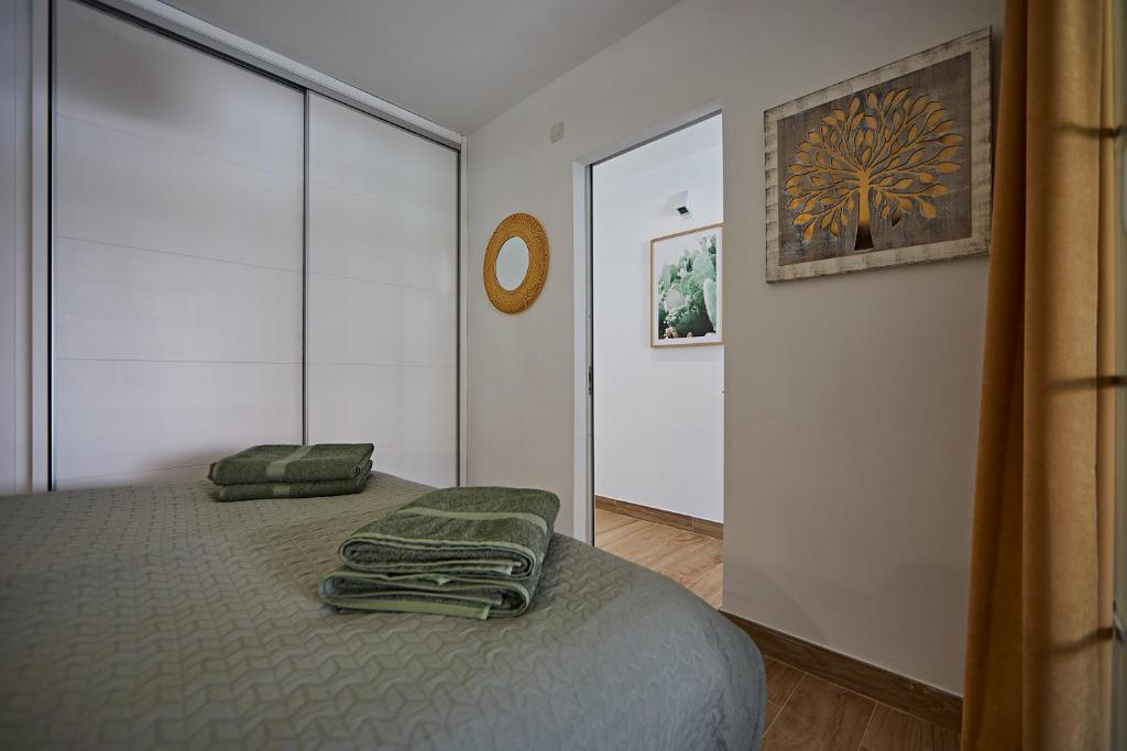 Postel nebo postele na pokoji v ubytování Cactus Sombrerudo- bright apartment next to Yumbo